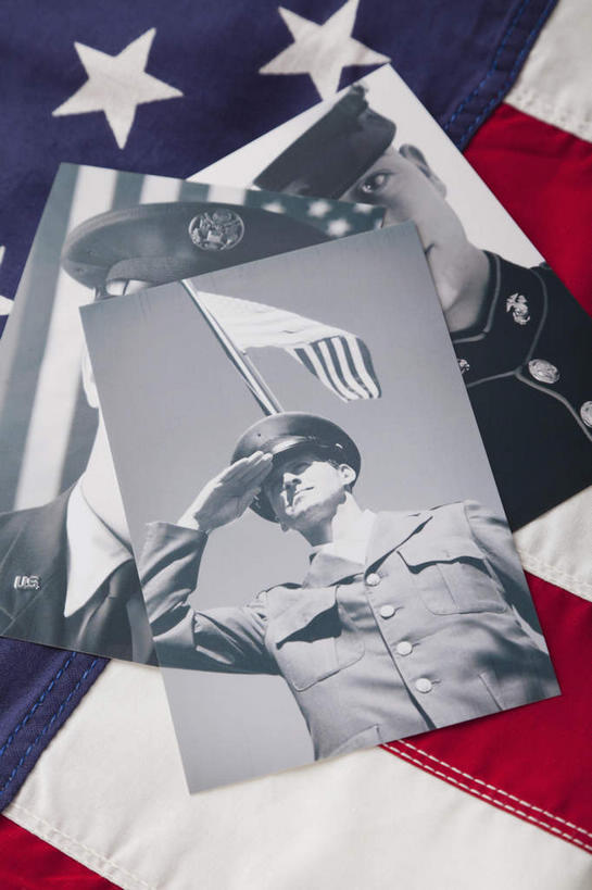 西方人,无人,三个人,站,竖图,俯视,照片,室内,特写,白天,制服,静物,旗帜,国旗,帽子,欧洲,欧洲人,一面,注视,星条旗,衣服,观察,看,站着,美国国旗,摄影,军帽,影棚,观看,军人,察看,敬礼,军装,关注,军服,还礼,男人,男性,中年男性,白种人,旗,相片,站立,半身,彩图,高角度拍摄,影棚拍摄,拍摄,照相,美利坚合众国国旗