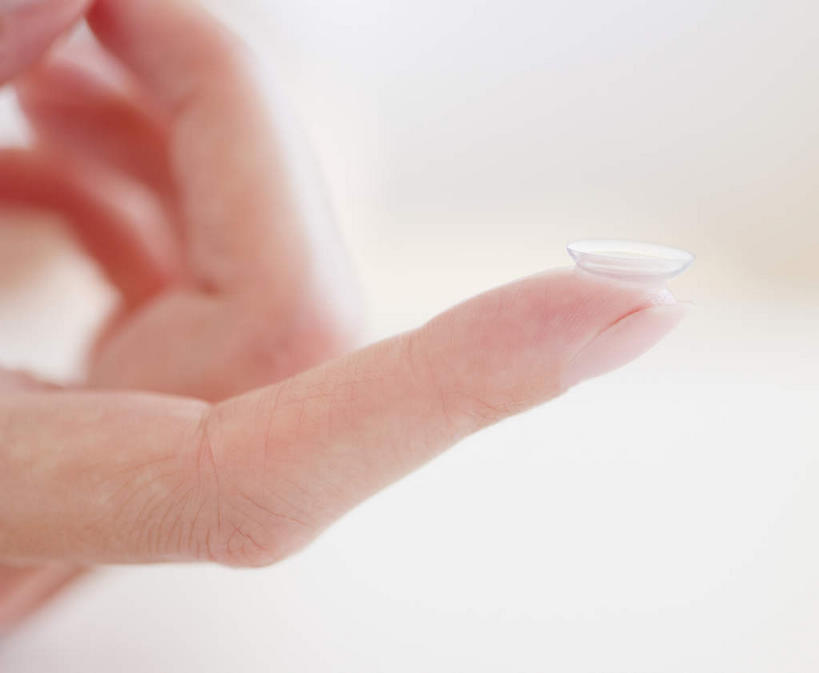 西方人,手,一个人,捧,横图,室内,特写,白天,白色背景,正面,欧洲,欧洲人,仅一个年轻女性,仅一个女性,仅一个人,朦胧,模糊,眼镜,手部,摄影,影棚,单手,年轻女性,女人,女性,白种人,端,端着,捧着,手捧,半身,彩图,影棚拍摄,拍摄,隐形眼镜