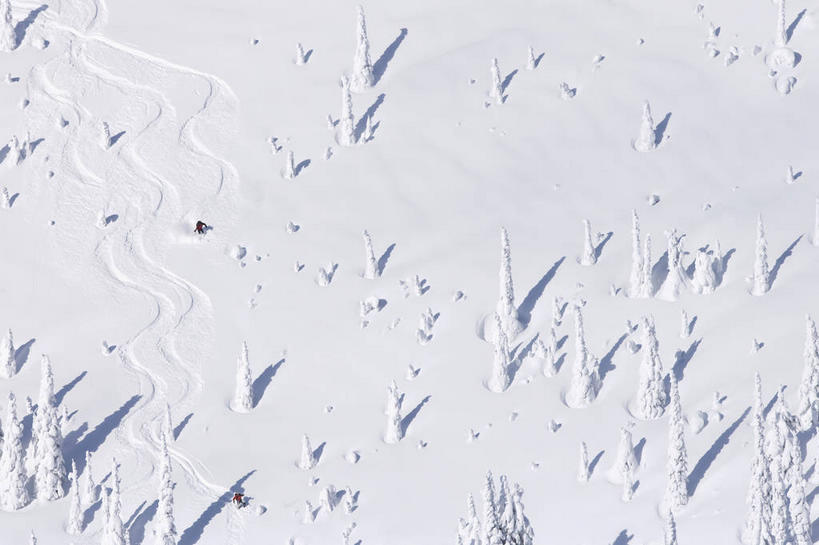 西方人,两个人,伙伴,朋友,横图,俯视,航拍,室外,白天,锻炼,旅游,度假,友谊,运动,合作,团队,美景,山,雪,雪山,大雪,欧洲,美国,欧洲人,握,阴影,服装,光线,滑雪,工具,器材,影子,冰,积雪,景观,山峰,雪景,冬季,冬天,山峦,娱乐,运动器械,衣服,阳光,自然,享受,休闲,温暖,器械,健身器械,景色,放松,寒冷,战略,握着,服饰,拐杖,保暖,滑雪板,滑雪杖,冰冷,北美,北美洲,御寒,鸟瞰,自然风光,室外运动,美洲,健身器材,户外运动,滑雪服,滑雪装备,蒙大拿州,北亚美利加洲,亚美利加洲,联合,合谋,严寒,辅助设备,冰凉,酷寒,凛冽,凛凛,极冷,蒙大拿,长空之乡,财富之州,竞技服,旅游服,冬装,配合,协作,男人,男性,中年男性,白种人,彩图,高角度拍摄,全身,健身,怀特菲什,运动器材