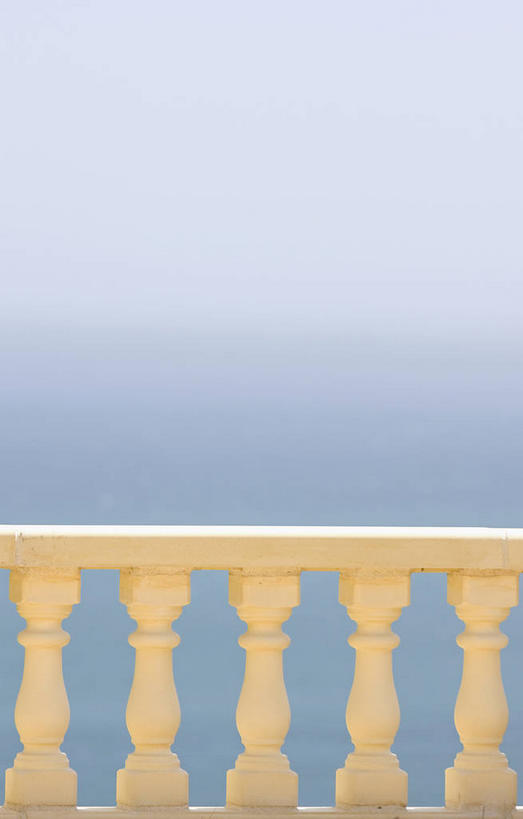 无人,栏杆,竖图,室外,白天,正面,旅游,度假,海浪,海洋,美景,西班牙,欧洲,阴影,光线,影子,景观,浪花,水平线,围栏,辽阔,海平线,娱乐,护栏,蓝色,蓝天,天空,阳光,自然,海水,天,享受,休闲,广阔,景色,放松,晴朗,一望无际,南欧,自然风光,海景,万里无云,首府,西班牙王国,无边无际,一马平川,阿利坎特,阿利坎特省,瓦伦西亚,巴伦西亚,瓦伦西亚自治区,大海,风浪,海,海水的波动,近岸浪,涌浪,晴空,晴空万里,彩图,科斯塔布兰卡,水天相接,水天一线