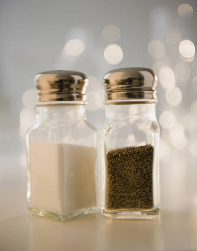 无人,竖图,室内,特写,白天,正面,桌面,桌子,阴影,朦胧,模糊,反射,木制,粉末,罐子,影子,调料,调味,香料,盐,佐料,胡椒粉,调味品,调味料,食盐,玻璃制品,两个,玻璃瓶,木制品,瓶子,粉,配料,作料,粉状,粉剂,胡椒,彩图,古月粉