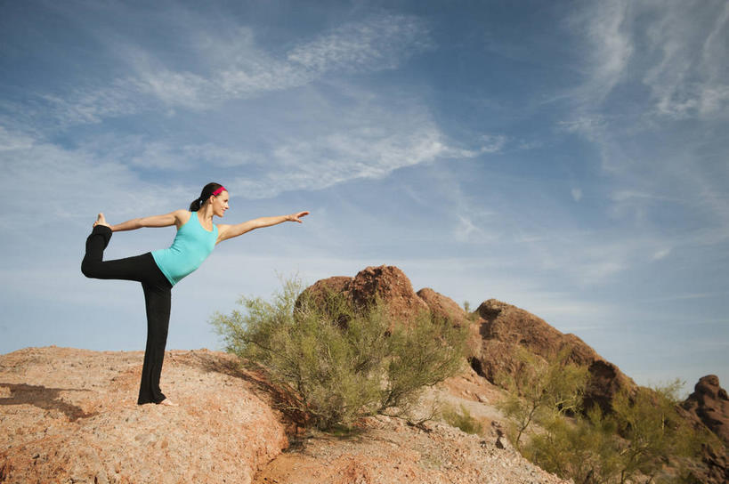 西方人,一个人,站,伸展双臂,握手,横图,室外,白天,侧面,锻炼,瑜伽,运动,草地,草坪,石头,山,山脉,植物,吊带,欧洲,欧洲人,仅一个年轻女性,仅一个女性,仅一个人,阴影,服装,装饰,光线,石子,头饰,影子,山峰,云,云朵,山峦,云彩,抬腿,注视,吊带衫,草,衣服,红色,蓝色,绿色,白云,蓝天,天空,阳光,发箍,发饰,饰品,群山,天,观察,看,站着,养生,服饰,晴朗,头箍,观看,华丽,修饰,点缀,察看,衣着,穿着,关注,发卡,配饰,衬托,美观,雅致,雅观,衣饰,体育,年轻女性,女人,女性,白种人,石块,岩石,晴空,搀手,敞开双臂,拉手,伸开双臂,手拉手,手握手,展开双肩,站立,张开手臂,张开双臂,彩图,全身,健身,舞王式