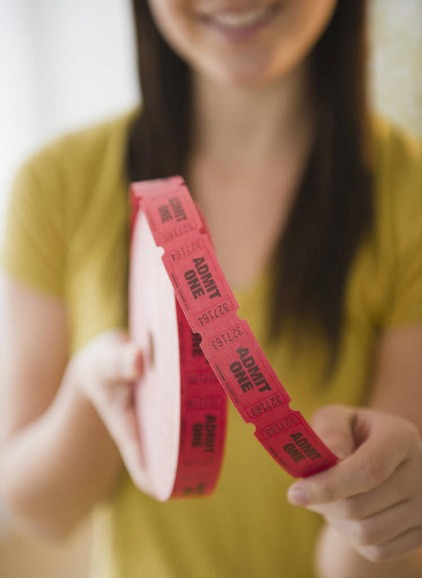 西方人,脸,头,脸颊,手,头发,一个人,笑,微笑,露齿笑,竖图,室内,特写,白天,正面,欧洲,欧洲人,双手,仅一个年轻女性,仅一个女性,仅一个人,许多,握,服装,朦胧,模糊,环绕,围绕,圆形,图形,圆,棕色,很多,几何,拿,环抱,拿着,休闲装,肩膀,衣服,黄色,红色,休闲,手部,休闲服,握着,服饰,数学,车票,萦绕,年轻女性,女人,女性,白种人,头部,长发,直发,脸部,脸蛋,面部,半身,彩图,几何图形,平面图形