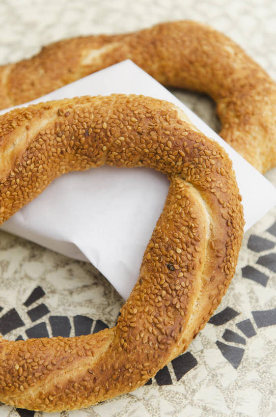 点心,无人,竖图,俯视,室外,特写,白天,桌面,桌子,圆形,大理石,食品,面点,食物,糕点,两个,餐巾,饼干,零食,大理石制品,椒盐卷饼,保洁方巾,口布,彩图,高角度拍摄