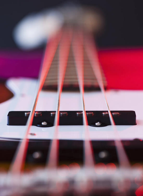 无人,竖图,俯视,室内,特写,白天,静物,一把,阴影,朦胧,模糊,反射,影子,贝斯,低音吉他,电吉他,乐器,弦乐器,红色,摄影,影棚,琴弦,弹拨弦鸣乐器,彩图,高角度拍摄,影棚拍摄,拍摄,电贝斯,弹拨弦乐器