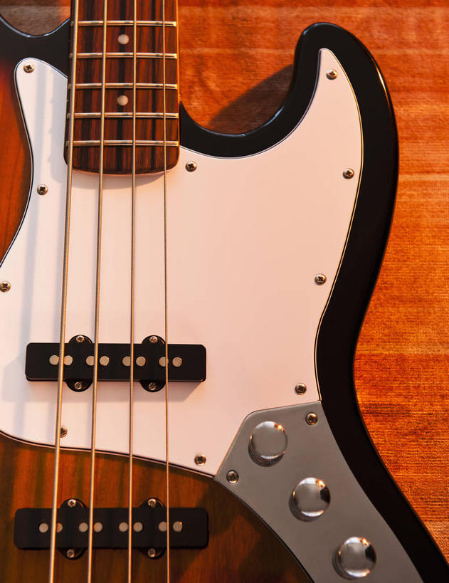 无人,竖图,俯视,室内,特写,白天,零件,电路,静物,一把,关闭,阴影,反射,影子,贝斯,低音吉他,电吉他,乐器,弦乐器,开关,三个,按钮,打开,琴弦,开启,弹拨弦鸣乐器,闭合,彩图,高角度拍摄,电贝斯,弹拨弦乐器