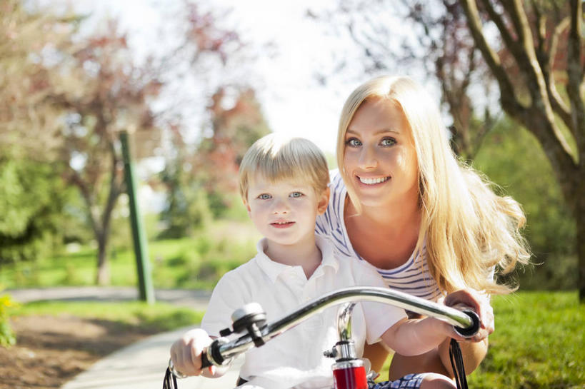 西方人,儿童,两个人,家庭,母亲,儿子,坐,走,横图,室外,白天,正面,纯洁,草地,草坪,树林,植物,道路,路,欧洲,欧洲人,一辆,阴影,服装,朦胧,模糊,光线,影子,小路,三轮车,交通,注视,休闲装,车,脚踏车,草,树,树木,小孩,骑,衣服,蓝色,绿色,蓝天,天空,阳光,自然,交通工具,天,扶,观察,看,骑车,休闲,温暖,温馨,母子,一家人,休闲服,可爱,母爱,童年,童趣,服饰,生长,晴朗,成长,观看,和睦,察看,扶着,关注,载具,儿童车,童真,烂漫,无邪,万里无云,天真,男孩,年轻女性,女人,女性,白种人,孩子,年轻人,晴空,晴空万里,步行,走路,坐着,半身,彩图,儿童三轮车,融洽,男生