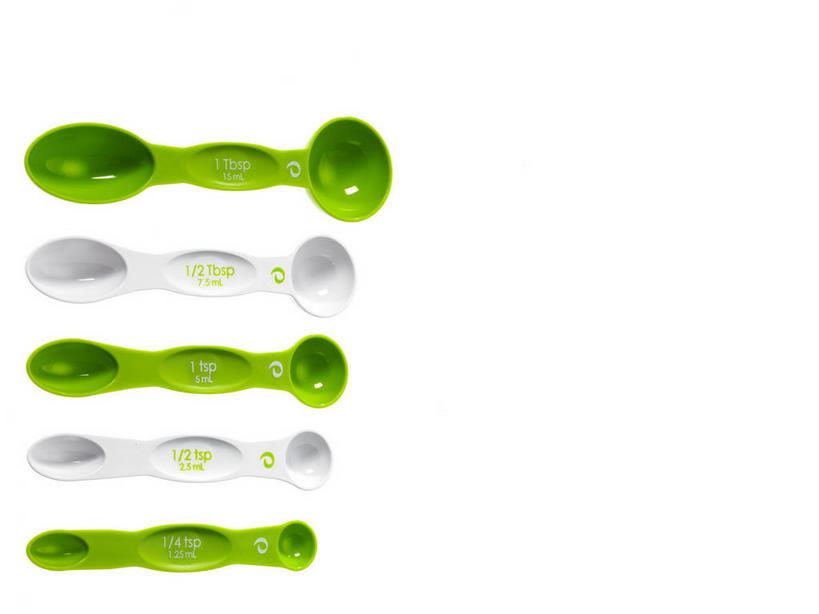 无人,横图,俯视,室内,特写,白天,白色背景,静物,一排,阴影,整齐,反射,影子,勺子,塑料,排列,绿色,白色,塑料制品,调羹,汤匙,摄影,影棚,五把,队列,彩图,高角度拍摄,影棚拍摄,拍摄