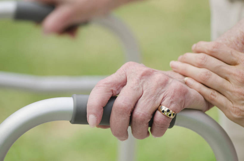 西方人,手,两个人,护士,横图,俯视,室外,特写,白天,爱情,草地,草坪,植物,欧洲,欧洲人,双手,握,朦胧,模糊,工具,浪漫,装饰品,草,绿色,戒指,饰品,首饰,手部,器械,恩爱,握着,拐杖,信物,白衣天使,权利,医疗器械,助行器,手饰,辅助设备,老年女性,女人,女性,中年女性,白种人,半身,彩图,高角度拍摄,四脚拐杖,助步器