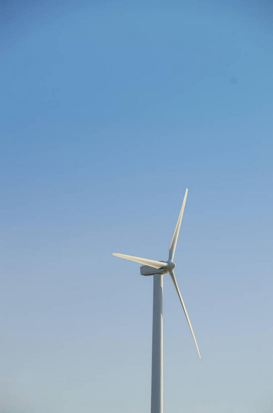 无人,竖图,室外,白天,仰视,农业,风能,风力发电机,风车,阴影,环保,电力,光线,影子,设备,一个,蓝色,蓝天,天空,阳光,天,发电,机械,工业,能源,晴朗,单个,资源,风力机,利用,低碳,万里无云,风力发电,风力涡轮机,晴空,晴空万里,彩图,低角度拍摄