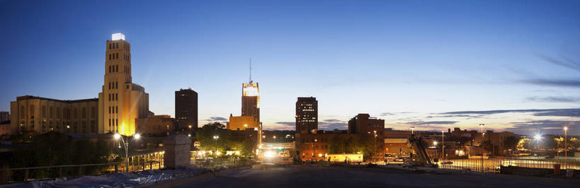 无人,家,高楼大厦,横图,全景,室外,白天,正面,度假,美景,日落,天际线,植物,城市风光,城市,大厦,建筑,路灯,摩天大楼,照明,美国,阴影,光线,影子,房屋,屋子,景观,晚霞,霞光,落日,公寓,灯光,娱乐,建设,洋房,楼房,住宅,灯,树,树木,绿色,天空,自然,黄昏,天,享受,休闲,景色,彩霞,放松,生长,成长,照亮,北美,北美洲,照明设备,美洲,俄亥俄州,北亚美利加洲,亚美利加洲,俄亥俄,七叶树州,七叶果之州,夕照,薄暮,萨米特县,夕阳,彩图,傍晚,房子,大楼,高层建筑,高楼,摩天楼,县治,阿克伦,美利坚合众国,斜阳