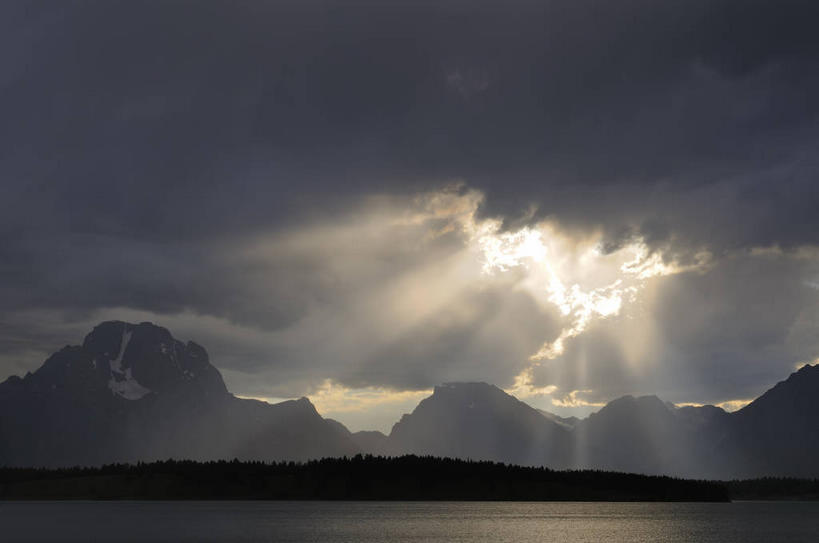 无人,公园,横图,室外,白天,正面,旅游,度假,河流,美景,山,山脉,水,美国,梦幻,发光,光束,河水,景观,山峰,水流,乌云,云,阴天,云朵,光亮,山峦,背光,云彩,娱乐,天空,自然,群山,天,享受,休闲,景色,放松,北美,北美洲,国家公园,昏暗,未来,阴沉,发亮,自然风光,美洲,逆光,憧憬,怀俄明州,怀俄明,蛇河,大提顿国家公园,北亚美利加洲,亚美利加洲,平等之州,大蒂顿国家公园,大堤顿国家公园,大提顿公园,彩图
