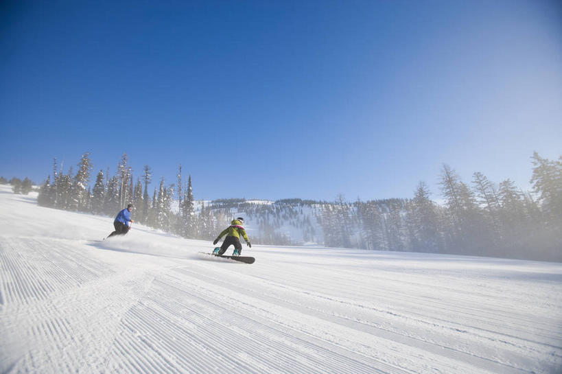 西方人,两个人,站,横图,室外,白天,仰视,爱情,旅游,度假,美景,雪,植物,大雪,欧洲,美国,欧洲人,阴影,服装,光线,滑雪,影子,积雪,景观,雪景,冬季,冬天,浪漫,注视,娱乐,运动器械,树,树木,衣服,蓝色,绿色,蓝天,天空,阳光,自然,天,观察,看,站着,享受,休闲,温暖,温馨,健身器械,景色,恩爱,放松,寒冷,恋人,服饰,生长,晴朗,成长,观看,张开双腿,保暖,滑雪板,和睦,察看,北美,北美洲,御寒,关注,自然风光,美洲,健身器材,滑雪服,滑雪装备,蒙大拿州,万里无云,北亚美利加洲,亚美利加洲,严寒,蒙大拿,长空之乡,财富之州,展开双腿,竞技服,旅游服,冬装,男人,男性,年轻男性,女人,女性,中年女性,白种人,情侣,晴空,晴空万里,站立,彩图,低角度拍摄,全身,怀特菲什,伴侣,融洽,运动器材,伸展双腿