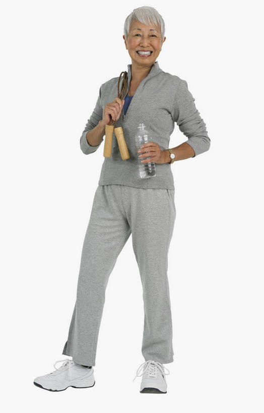 东方人,一个人,站,笑,微笑,露齿笑,竖图,室内,白天,白色背景,正面,运动服,运动鞋,水,鞋子,亚洲,仅一个女性,仅一个人,握,服装,液体,拿,拿着,注视,黄种人,饮用水,运动器械,衣服,瓶子,绳子,塑料制品,矿泉水,观察,看,站着,健身器械,塑料瓶,握着,摄影,服饰,仅一个老年女性,影棚,观看,休闲鞋,察看,一瓶,衣着,穿着,关注,健身器材,蒸馏水,衣饰,老年女性,女人,女性,亚洲人,站立,彩图,全身,影棚拍摄,拍摄,短绳,运动器材,运动装