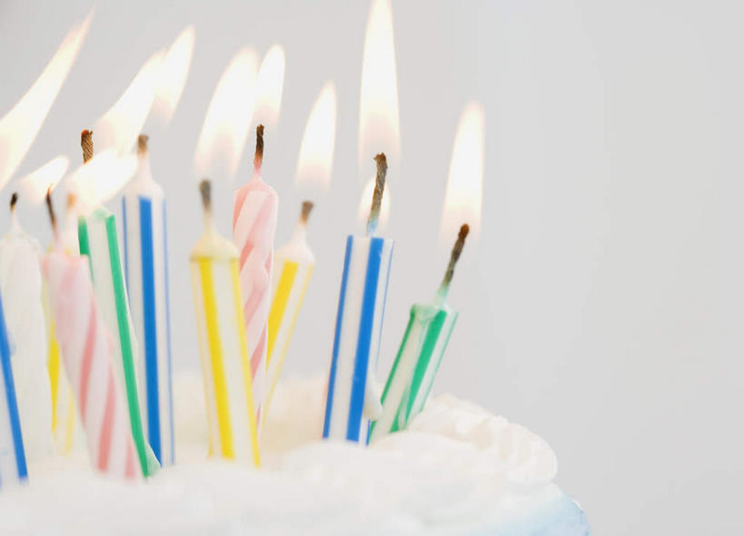 点心,无人,横图,室内,特写,白天,正面,蜡烛,阴影,灰色背景,朦胧,模糊,光线,火焰,影子,烛光,食品,燃烧,文化,食物,糕点,生日蛋糕,点燃,祈祷,许愿,摄影,影棚,纪念,祈求,平安,彩图,影棚拍摄,拍摄,蛋糕