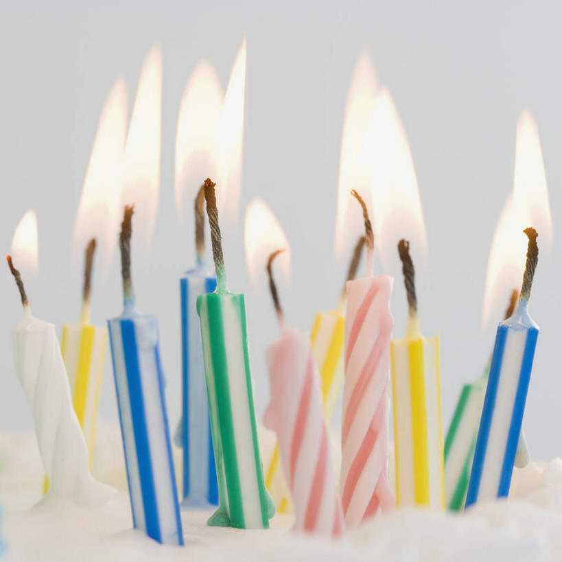 点心,无人,方图,室内,特写,白天,正面,蜡烛,阴影,灰色背景,朦胧,模糊,光线,火焰,影子,烛光,食品,燃烧,文化,食物,糕点,生日蛋糕,点燃,祈祷,许愿,摄影,影棚,纪念,祈求,平安,彩图,影棚拍摄,拍摄,蛋糕