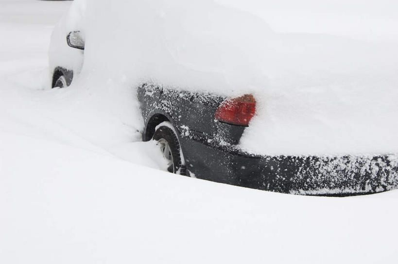 无人,横图,室外,白天,正面,美景,雪,暴风雪,大暴雪,大雪,汽车,照明,覆盖,积雪,景观,雪景,冬季,冬天,灯光,车,灯,黑色,自然,灯具,交通工具,轿车,景色,寒冷,警示,车灯,尾灯,照亮,提醒,照明设备,提示,自然风光,载具,遮盖,严寒,笼罩,笼盖,暴雪,彩图