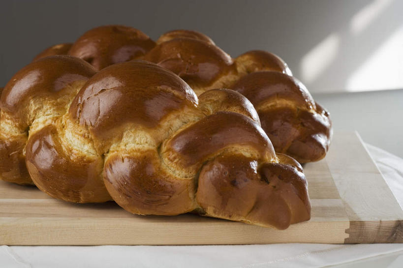 点心,面包,无人,横图,俯视,室内,特写,白天,桌面,桌子,阴影,反射,木制,影子,食品,面点,案板,砧板,食物,糕点,两个,木制品,辫子面包,彩图,高角度拍摄