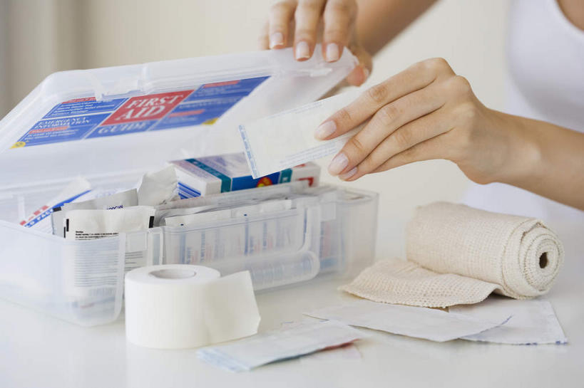 西方人,手,一个人,横图,室内,特写,白天,正面,桌面,桌子,欧洲,欧洲人,双手,仅一个女性,仅一个人,握,阴影,反射,木制,纱布,影子,拿,拿着,木制品,容器,箱子,仅一个中年女性,手部,治疗,握着,储藏,固定,医疗,急救箱,便利,储存,快捷,止血,方便,女人,女性,中年女性,白种人,绷带,半身,彩图,贮存