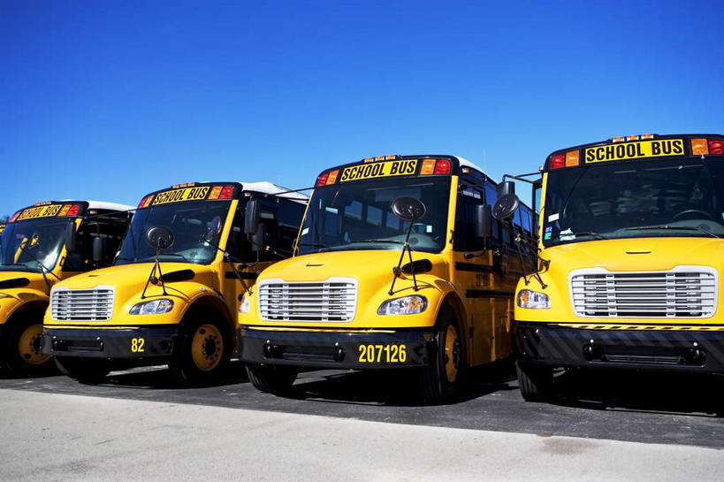 无人,横图,室外,白天,仰视,窗户,公共汽车,照明,一排,阴影,整齐,光线,影子,玻璃窗,车,灯,排列,黄色,蓝色,蓝天,天空,阳光,车窗,灯具,交通工具,天,晴朗,照亮,照明设备,队列,载具,校车,前照灯,前大灯,万里无云,车前灯,四辆,晴空,晴空万里,彩图,低角度拍摄