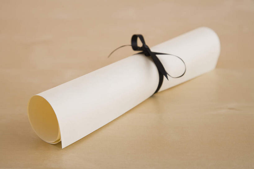 无人,竖图,俯视,室内,特写,白天,桌面,桌子,静物,一张,阴影,曲折,弯曲,反射,木制,丝绸,丝带,文凭,影子,缎带,绸带,黑色,蝴蝶结,木制品,摄影,蜿蜒,影棚,捆绑,证书,学位证,学位证书,绑缚,彩图,高角度拍摄,影棚拍摄,拍摄