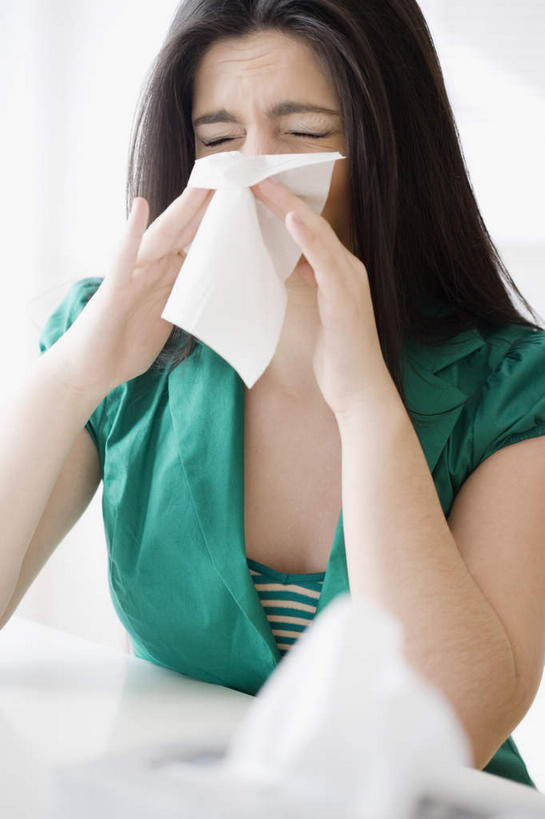 西方人,一个人,坐,闭眼,竖图,室内,白天,正面,生活用品,桌面,桌子,欧洲,欧洲人,仅一个年轻女性,仅一个女性,仅一个人,擦,抚摸,握,服装,木制,纸,墙,拿,拿着,休闲装,墙壁,墙面,衣服,绿色,白色,木制品,纸巾,日用品,休闲,休闲服,擦拭,握着,服饰,卫生纸,感冒,伤风,生活用纸,揩擦,拭,年轻女性,女人,女性,白种人,闭眼睛,闭着眼,闭着眼睛,坐着,半身,彩图,轻抚