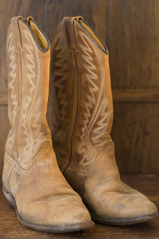 无人,竖图,室内,特写,白天,正面,静物,鞋子,一双,靴子,牛仔靴,彩图