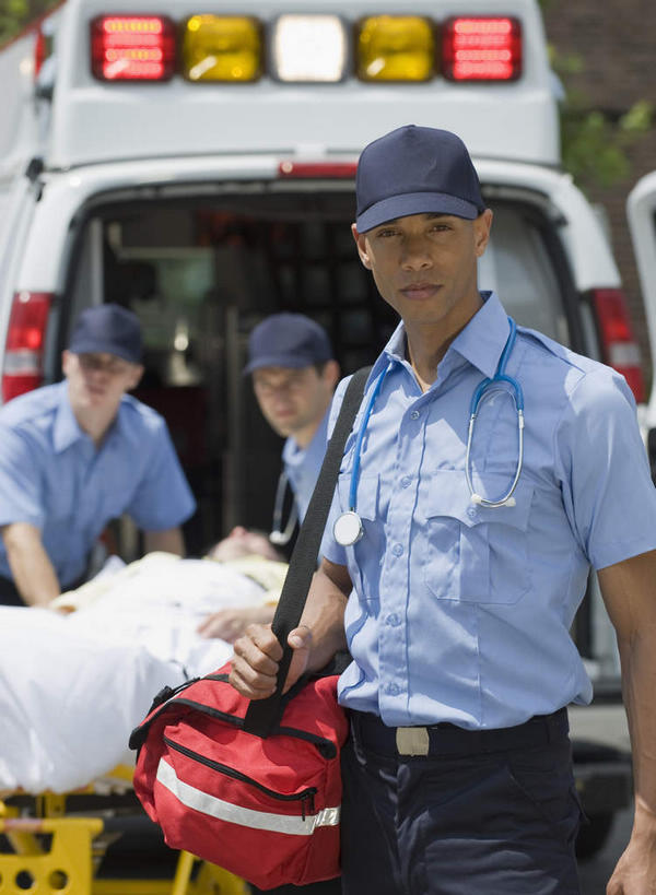 西方人,四个人,病人,站,躺,竖图,室外,白天,正面,汽车,救护车,帽子,照明,欧洲,非洲,黑人,欧洲人,一辆,握,服装,朦胧,模糊,灯光,拿,拿着,注视,运动帽,车,灯,衣服,容器,箱子,灯具,交通工具,观察,看,站着,鸭舌帽,警示,握着,服饰,观看,储藏,车灯,尾灯,照亮,提醒,察看,急救,急救箱,便利,衣着,照明设备,储存,穿着,关注,提示,载具,病患,抢救,快捷,方便,衣饰,卧着,男人,男性,中年男性,白种人,非洲人,患者,就医者,躺着,卧,站立,半身,彩图,急救员,贮存