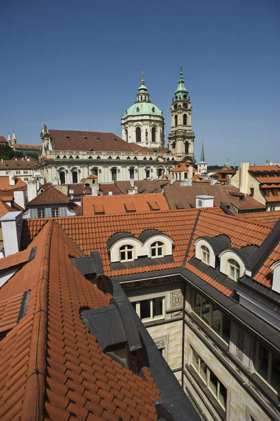 无人,家,教堂,竖图,俯视,室外,白天,旅游,度假,标志建筑,地标,建筑,欧洲,捷克,阴影,节日,光线,瓦片,影子,房屋,屋顶,屋子,公寓,首都,顶棚,瓦,文化,娱乐,建设,洋房,楼房,住宅,蓝色,蓝天,天空,阳光,天,祈祷,享受,休闲,健康,旅游胜地,放松,许愿,宗教,建造,信仰,晴朗,纪念,祈求,信念,中欧,捷克共和国,屋瓦,万里无云,布拉格,圣尼古拉教堂,平安,晴空,晴空万里,彩图,高角度拍摄,房子,大教堂,礼拜堂