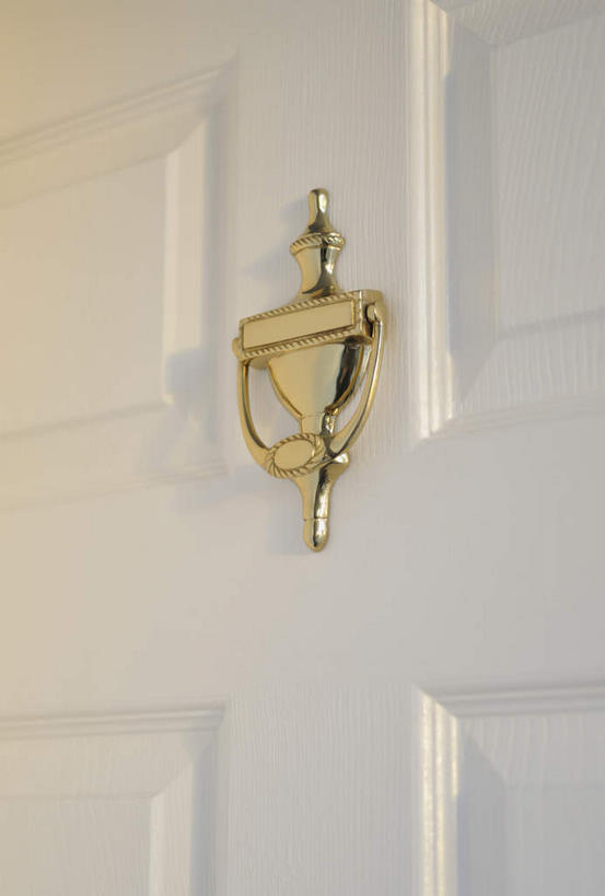 无人,竖图,室内,特写,白天,仰视,通讯,门,静物,金属制品,阴影,反射,纹路,金属,纹理,影子,门环,门框,摄影,影棚,肌理,彩图,低角度拍摄,影棚拍摄,拍摄