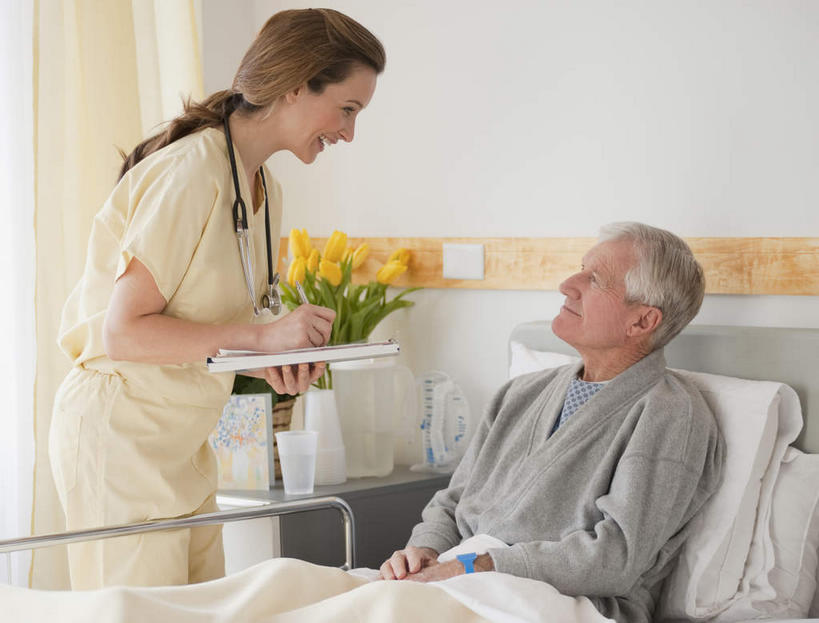 西方人,两个人,病人,护士,站,坐,笑,微笑,横图,室内,白天,正面,卧室,照明,欧洲,欧洲人,弯腰,握,写字,睡衣,服装,工具,墙,灯光,拿,拿着,注视,休闲装,墙壁,墙面,灯,衣服,轮椅,床头柜,灯具,复健,观察,看,站着,休闲,康复,休闲服,器械,握着,服饰,观看,整理,照亮,察看,医疗设备,书写,白衣天使,照明设备,关注,病患,床头灯,医疗器械,记录板,医疗工具,记事板,弯身,家庭医生,辅助设备,老年男性,男人,男性,女人,女性,中年女性,白种人,患者,就医者,站立,坐着,半身,彩图,睡房,卧房