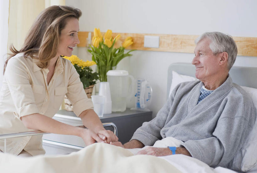 西方人,两个人,病人,护士,站,坐,笑,微笑,横图,室内,白天,正面,卧室,照明,欧洲,欧洲人,弯腰,握,写字,睡衣,服装,工具,墙,灯光,拿,拿着,注视,休闲装,墙壁,墙面,灯,衣服,轮椅,床头柜,灯具,复健,观察,看,站着,休闲,康复,休闲服,器械,握着,服饰,观看,整理,照亮,察看,医疗设备,书写,白衣天使,照明设备,关注,病患,床头灯,医疗器械,记录板,医疗工具,记事板,弯身,家庭医生,辅助设备,老年男性,男人,男性,女人,女性,中年女性,白种人,患者,就医者,站立,坐着,半身,彩图,睡房,卧房