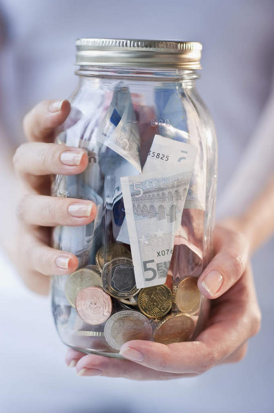 西方人,手,一个人,站,捧,竖图,室内,特写,白天,正面,钱,玻璃,欧洲,欧洲人,双手,仅一个女性,仅一个人,一堆,许多,堆叠,堆积,服装,朦胧,模糊,钱币,休闲装,玻璃制品,一个,衣服,紫色,玻璃瓶,瓶子,站着,仅一个中年女性,休闲,手部,休闲服,储蓄,钞票,金融,纸币,摄影,服饰,影棚,经济,单个,堆,储存,流通,积累,纸钞,贸易,广口瓶,储备,积储,积聚,货币,现金,硬币,女人,女性,中年女性,白种人,端,端着,捧着,手捧,站立,半身,彩图,影棚拍摄,拍摄