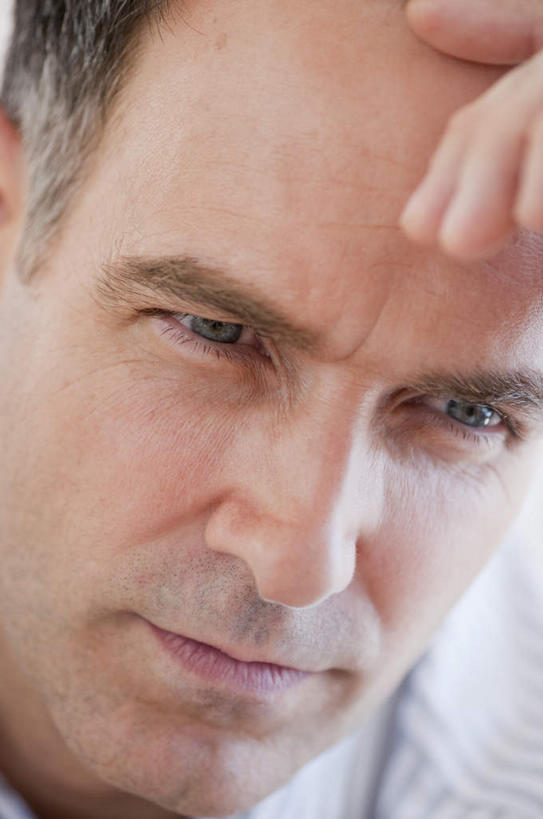 西方人,脸,头,脸颊,一个人,商务人士,商务男性,坐,摸,竖图,室内,特写,白天,正面,衬衫,欧洲,欧洲人,仅一个男性,仅一个人,仅一个中年男性,抚摸,套装,朦胧,模糊,注视,观察,看,苦恼,观看,察看,忧愁,关注,商务装,工薪阶层,男人,男性,中年男性,白种人,头部,脸部,脸蛋,面部,白领,上班族,触摸,接触,坐着,半身,彩图,衬衣,短发