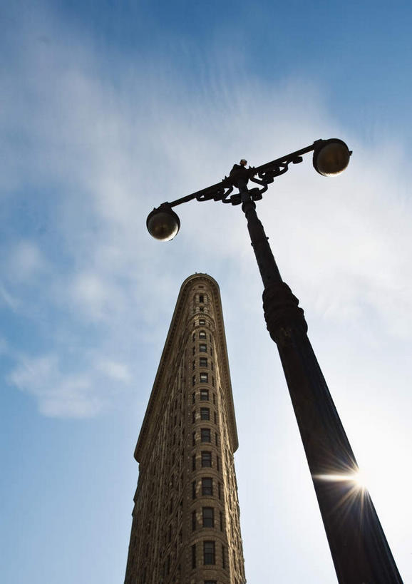 无人,高楼大厦,竖图,室外,白天,仰视,旅游,度假,办公楼,太阳,标志建筑,城市,大厦,地标,建筑,路灯,摩天大楼,写字楼,照明,纽约,美国,阴影,光线,影子,云,云朵,灯光,曼哈顿,云彩,娱乐,建设,灯,蓝色,白云,蓝天,天空,阳光,楼宇,天,享受,休闲,旅游胜地,商务楼,放松,晴朗,照亮,北美,北美洲,照明设备,美洲,第五大道,纽约州,帝国之州,帝国州,北亚美利加洲,亚美利加洲,纽约第五街,福勒大厦,熨斗大厦,晴空,彩图,低角度拍摄,眩光,大楼,高层建筑,高楼,摩天楼,曼哈顿岛