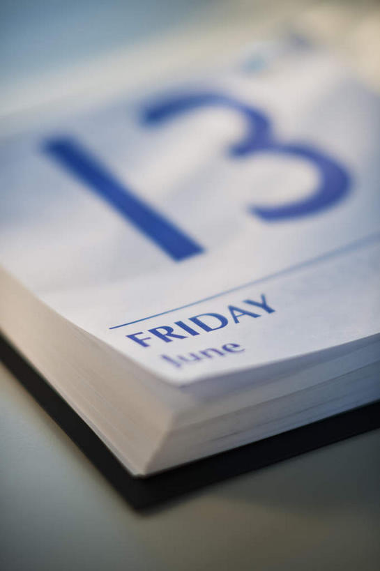 无人,竖图,俯视,室内,特写,白天,白色背景,静物,阴影,朦胧,模糊,时间,反射,英文,标志,数字,文字,影子,字符,字母,计时,标识,摄影,阿拉伯数字,影棚,英文字母,日期,挂历,日历,彩图,高角度拍摄,影棚拍摄,拍摄