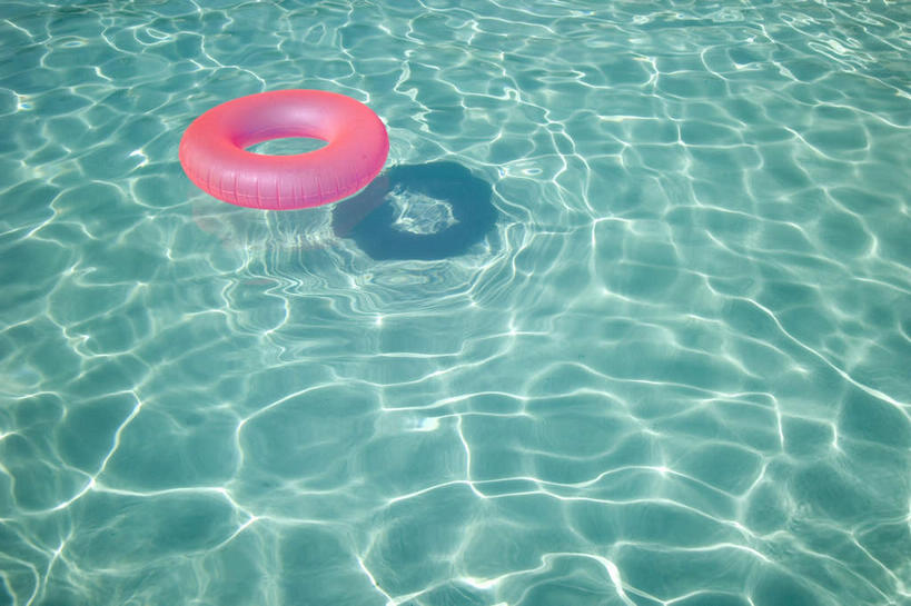 游泳,无人,体育馆,游泳池,横图,俯视,室外,白天,水,阴影,波纹,光线,救生圈,影子,塑料,水池,水面,涟漪,泳池,一个,粉色,水纹,阳光,塑料制品,游泳圈,波浪,充气,单个,游泳馆,救生,水晕,泅水,彩图,高角度拍摄