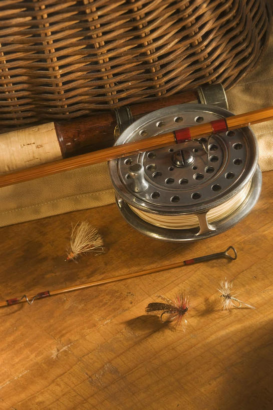 无人,交叉,竖图,俯视,室内,特写,白天,竹子,静物,金属制品,竹制,编织,金属,篮子,一个,竹篮,单个,竹条,渔具,交织,竹制品,鱼线轮,卷线器,穿插,彩图,高角度拍摄