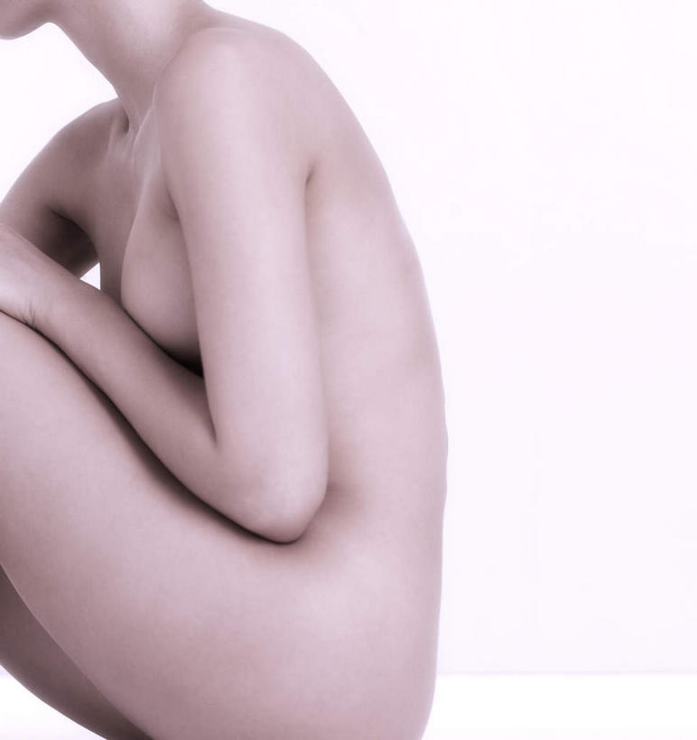 西方人,一个人,坐,竖图,室内,白天,白色背景,侧面,欧洲,欧洲人,仅一个年轻女性,仅一个女性,仅一个人,裸露,搭,抬脚,摄影,影棚,赤裸,搭着,裸,年轻女性,女人,女性,白种人,坐着,半身,彩图,影棚拍摄,拍摄