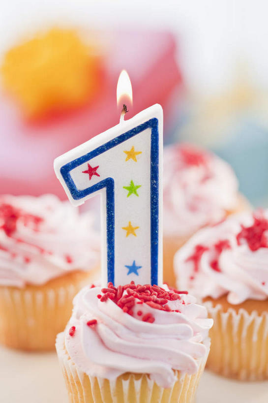 点心,无人,竖图,俯视,室内,特写,白天,蜡烛,阴影,朦胧,模糊,光线,标志,火焰,数字,文字,影子,烛光,字符,食品,燃烧,文化,标识,食物,糕点,生日蛋糕,点燃,祈祷,许愿,摄影,阿拉伯数字,影棚,纪念,祈求,平安,彩图,高角度拍摄,影棚拍摄,拍摄,蛋糕