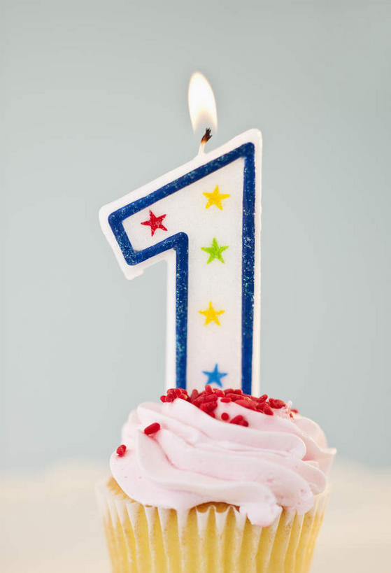 点心,无人,竖图,室内,特写,白天,正面,蜡烛,阴影,光线,标志,火焰,数字,文字,影子,烛光,字符,食品,燃烧,文化,标识,食物,糕点,一个,生日蛋糕,点燃,祈祷,许愿,摄影,阿拉伯数字,影棚,单个,纪念,祈求,平安,彩图,影棚拍摄,拍摄,蛋糕