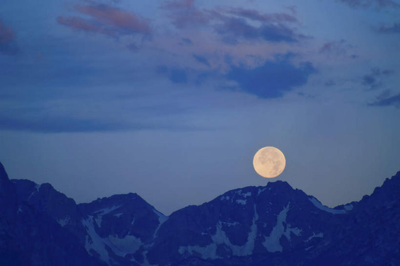 无人,公园,横图,室外,夜晚,正面,旅游,度假,石头,美景,山,雪,雪山,大雪,美国,石子,冰,积雪,景观,山峰,雪景,月亮,冬季,冬天,山峦,月光,娱乐,自然,享受,休闲,景色,放松,寒冷,明亮,冰冷,北美,北美洲,国家公园,自然风光,美洲,怀俄明州,怀俄明,蛇河,大提顿国家公园,北亚美利加洲,亚美利加洲,严寒,皎洁,冰凉,酷寒,凛冽,凛凛,极冷,平等之州,大蒂顿国家公园,大堤顿国家公园,大提顿公园,石块,岩石,彩图