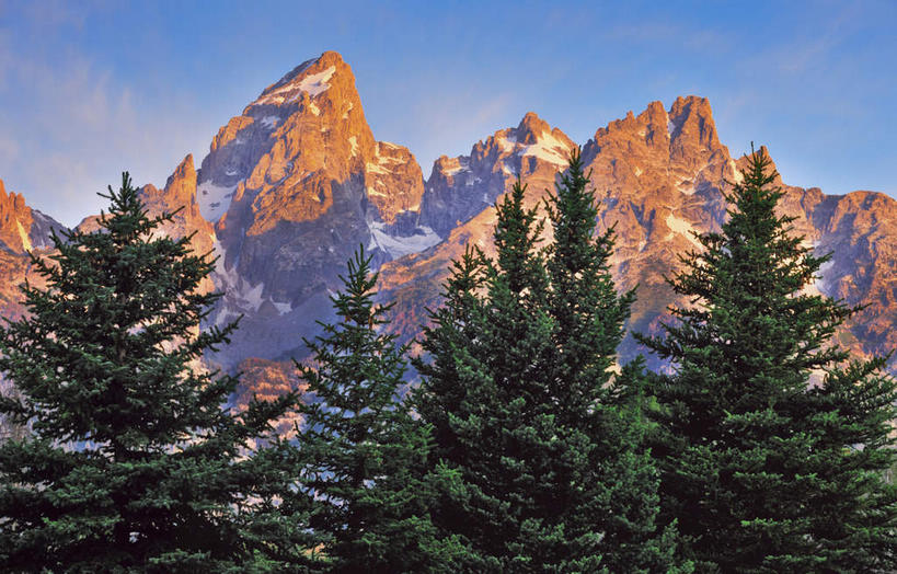 无人,公园,横图,室外,白天,正面,旅游,度假,石头,美景,森林,山,树林,雪,雪山,植物,大雪,美国,阴影,光线,石子,影子,冰,积雪,景观,山顶,山峰,雪景,云,云朵,冬季,冬天,山峦,云彩,娱乐,树,树木,蓝色,绿色,白云,蓝天,天空,阳光,自然,天,享受,休闲,景色,放松,寒冷,生长,晴朗,成长,冰冷,北美,北美洲,国家公园,自然风光,美洲,怀俄明州,怀俄明,沉积岩,大提顿国家公园,北亚美利加洲,亚美利加洲,严寒,冰凉,酷寒,凛冽,凛凛,极冷,平等之州,大蒂顿国家公园,大堤顿国家公园,大提顿公园,颠峰,极峰,水成岩,石块,岩石,晴空,彩图