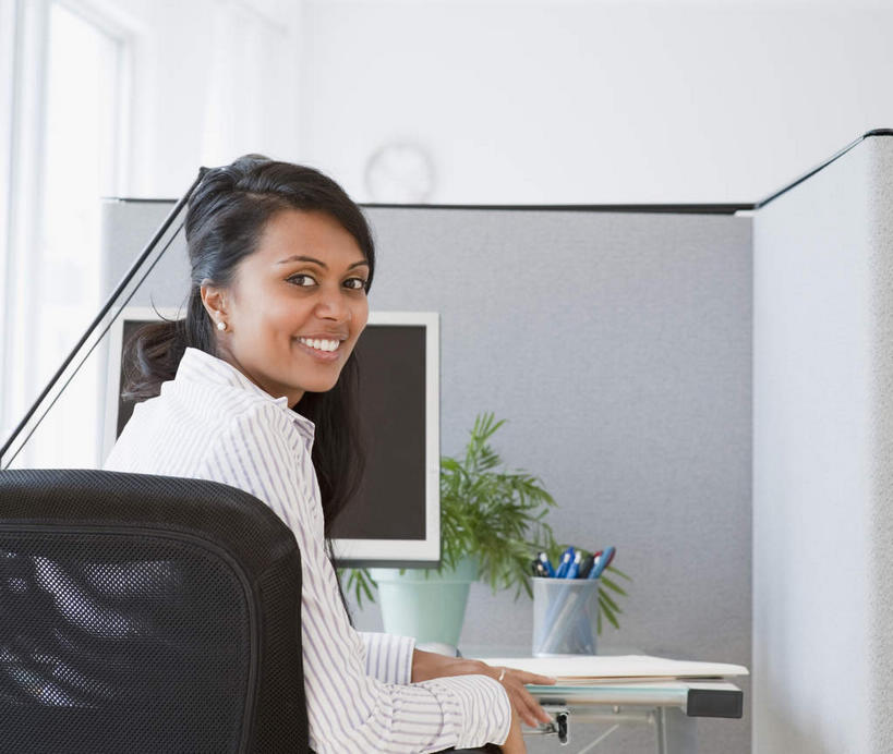 西方人,一个人,商务人士,商务女性,办公室,坐,笑,微笑,露齿笑,横图,室内,白天,侧面,电脑,显示器,鼠标,键盘,植物,窗户,椅子,花盆,欧洲,欧洲人,仅一个年轻女性,仅一个女性,仅一个人,握,套装,时间,网络,材料,档案,盆栽,时钟,文件,墙,盆景,拿,计时,拿着,扭头,注视,输入设备,通讯设备,玻璃窗,墙壁,墙面,绿色,自然,会议椅,资料,挂钟,钟表,观察,看,转头,表,台式电脑,握着,生长,成长,观看,办公椅,察看,关注,隔间,文档,通信设备,商务装,工薪阶层,输出设备,商务椅,培训椅,年轻女性,女人,女性,白种人,白领,上班族,钟,坐着,半身,彩图