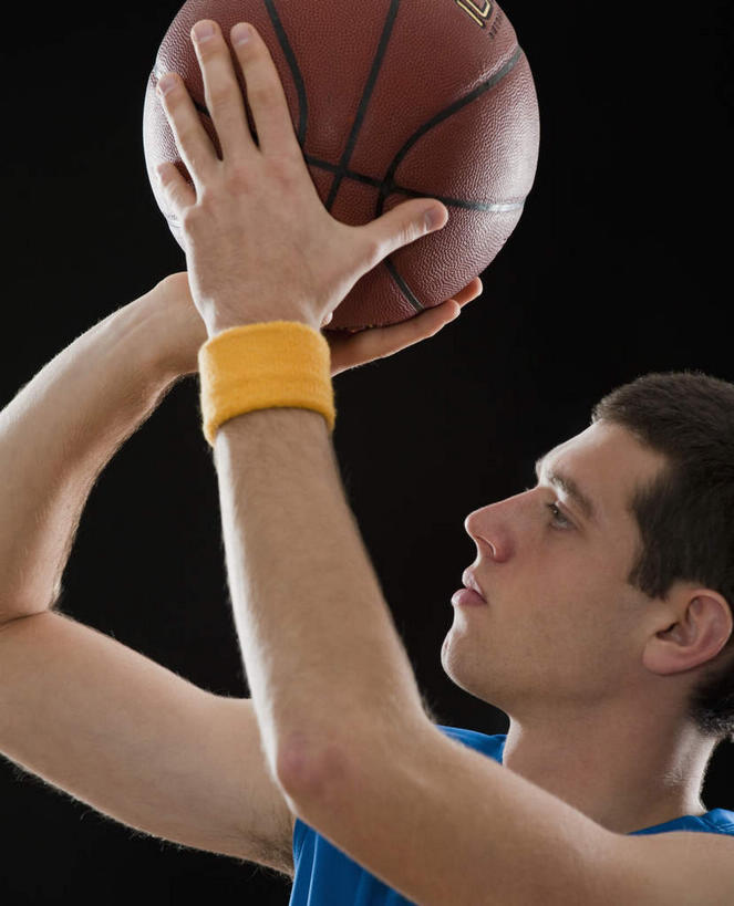 西方人,一个人,运动员,站,竖图,室内,白天,侧面,运动服,篮球,欧洲,欧洲人,仅一个男性,仅一个人,握,黑色背景,服装,护腕,篮球装备,拿,投篮,篮球运动员,拿着,运动器械,仅一个年轻男性,衣服,蓝色,站着,健身器械,灌篮,扣篮,握着,摄影,服饰,影棚,衣着,穿着,健身器材,篮球运动,衣饰,男人,男性,年轻男性,白种人,体育运动员,运动选手,站立,半身,彩图,影棚拍摄,拍摄,运动器材,短发,运动装