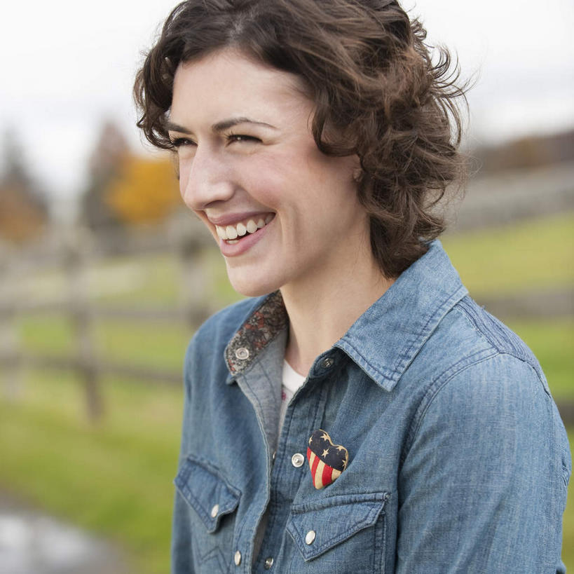 西方人,脸,头,脸颊,一个人,农场,栏杆,站,笑,微笑,露齿笑,方图,室外,特写,白天,正面,工作服,制服,畜牧业,牧场,草地,草坪,植物,欧洲,欧洲人,仅一个年轻女性,仅一个女性,仅一个人,栅栏,篱笆,围栏,注视,护栏,草,蓝色,绿色,观察,看,站着,观看,察看,关注,勋章,畜牧,牧业,工作制服,年轻女性,女人,女性,白种人,头部,脸部,脸蛋,面部,站立,半身,彩图,工作套服