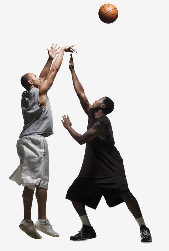 西方人,两个人,运动员,站,举,竖图,室内,白天,白色背景,侧面,运动服,运动鞋,篮球,鞋子,欧洲,非洲,黑人,欧洲人,争夺,阴影,服装,反射,影子,篮球装备,篮球运动员,注视,运动器械,一个,衣服,观察,看,托,站着,健身器械,摄影,服饰,影棚,单个,观看,休闲鞋,察看,衣着,穿着,关注,健身器材,篮球运动,衣饰,男人,男性,年轻男性,非洲人,体育运动员,运动选手,举起,举手,举着,抬头,向上举,向上伸,向上托,仰头,站立,彩图,全身,影棚拍摄,拍摄,运动器材,运动装