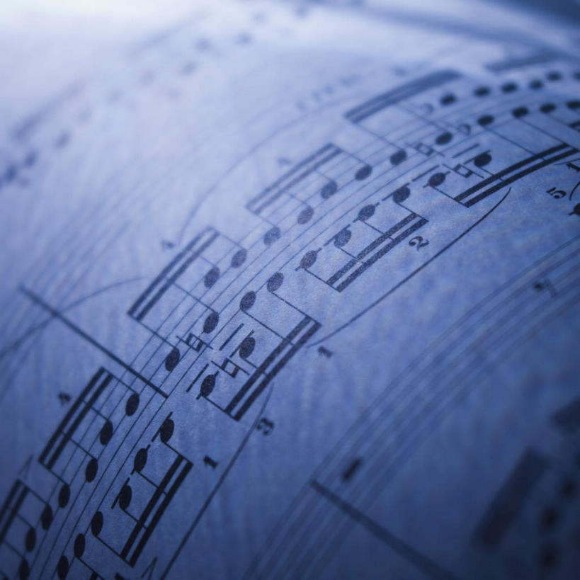 无人,方图,俯视,室内,特写,白天,静物,书籍,一本,阴影,反射,影子,乐谱,五线谱,音乐,打开,摄影,影棚,节拍,开启,音符,符头,符干,符尾,乐章,书,图书,彩图,高角度拍摄,影棚拍摄,拍摄