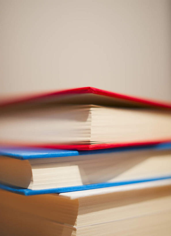 无人,竖图,室内,特写,白天,白色背景,正面,静物,书籍,一堆,阴影,堆叠,堆积,反射,影子,三本,摄影,影棚,堆,书,图书,彩图,影棚拍摄,拍摄