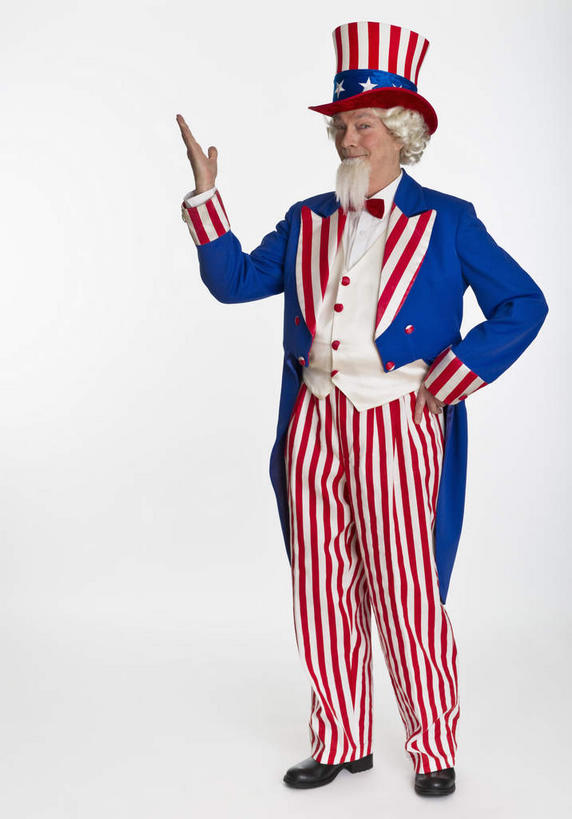 西方人,胡须,一个人,站,竖图,室内,白天,白色背景,正面,旗帜,国旗,帽子,欧洲,欧洲人,仅一个男性,仅一个人,指,阴影,服装,反射,影子,注视,指点,礼帽,手叉腰,星条旗,衣服,叉腰,观察,看,站着,仅一个老年男性,美国国旗,摄影,服饰,影棚,观看,察看,指向,衣着,穿着,关注,表演服,演出服,山姆大叔,一顶,衣饰,道具服,老年男性,男人,男性,白种人,山羊胡,胡子,旗,站立,彩图,全身,影棚拍摄,拍摄,美利坚合众国国旗